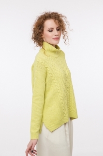 Дамски пуловер с плетеници жълт