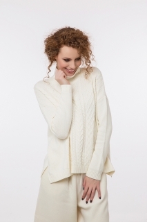 Дамски пуловер с плетеници бял