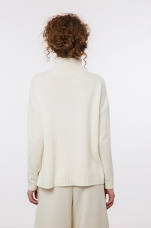 Дамски пуловер с плетеници бял