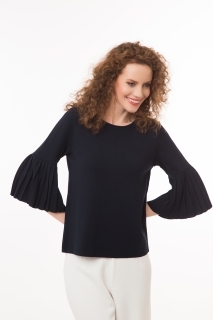 Knitted top with pleated sleeves